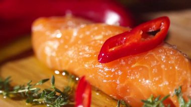 Ağır çekimde taze ton balığı