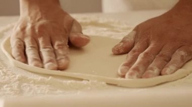 Ağır çekimde hamur yoğurma