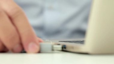 USB flash sürücüsü kullanarak