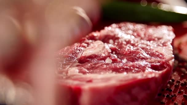 Friss hús a lassú mozgás Stock Videó