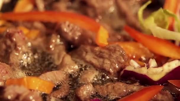 Kochen eines Wok in Zeitlupe — Stockvideo