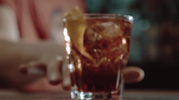 Cocktail está pronto em câmera lenta — Vídeo de Stock