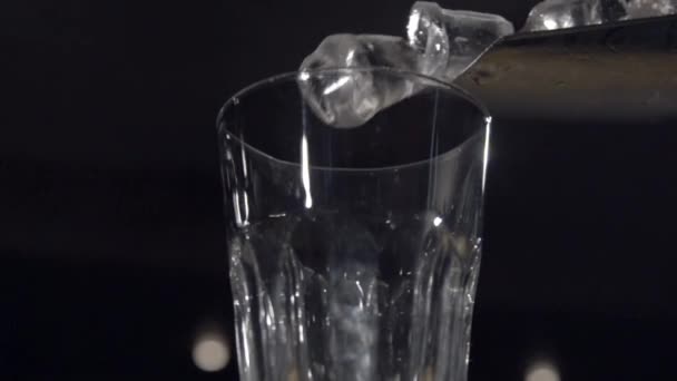 Сбрасывание льда в бокал в замедленной съемке — стоковое видео