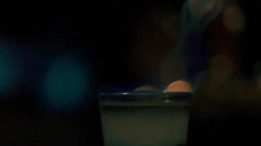 Kokteyl yavaş dışarı üfleme ateş