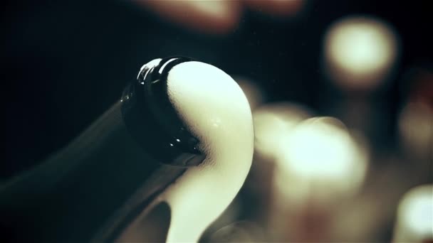 Champagne geopende fles in slow motion — Stockvideo