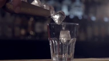 Buz bir bardağı yavaş içine düşüyor