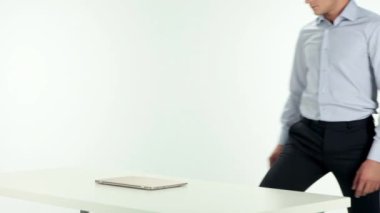 Adam dizüstü bilgisayar kullanıyor.