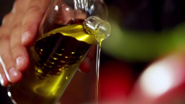 Оливкова олія в повільному русі — стокове відео
