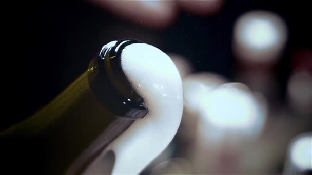 从瓶中慢动作出来的泡沫 — 图库视频影像