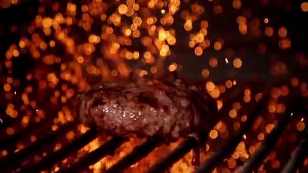 Cocinar hamburguesa en cámara lenta — Vídeos de Stock