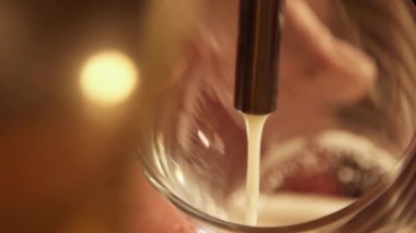 Ağır çekimde dökme bira