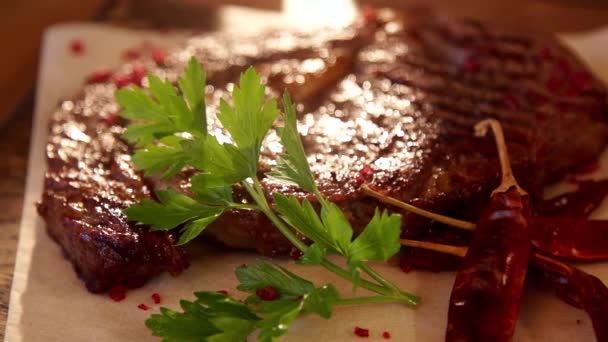 Τηγανητό κρέας με πράσινο σε αργή κίνηση — Αρχείο Βίντεο