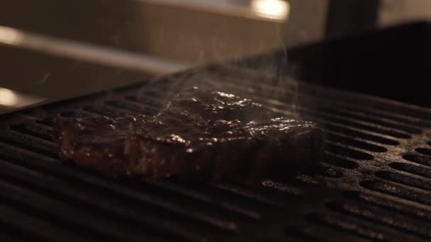 Matlagning grill i slow motion — Stockvideo
