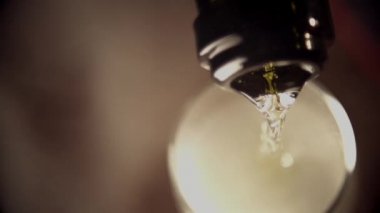 Ağır çekimde bira döküyor