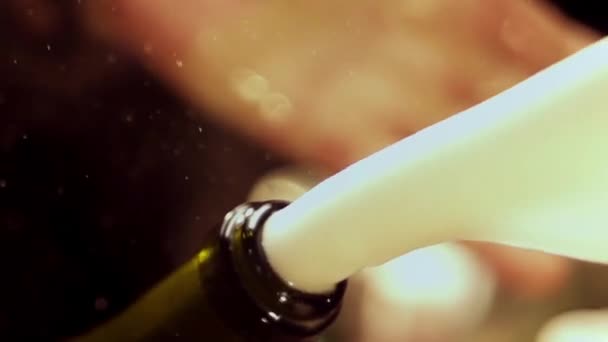 Botella de champán explotando en cámara lenta — Vídeos de Stock