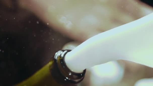 Spatten de Champagne in slow motion — Stockvideo