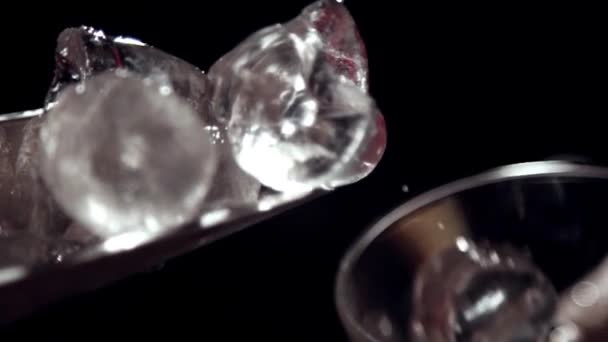 Падіння льоду в склянку для винограду при повільному русі — стокове відео