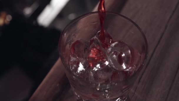 Наливание напитка в замедленной съемке — стоковое видео