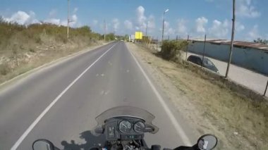 Kırsal yol ileri motosiklet seyahat gidiyor