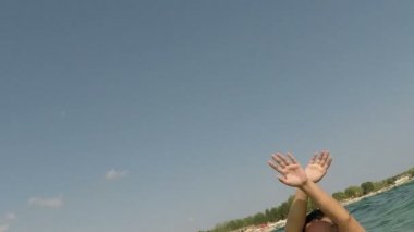 Su yükseltmek eller eğlenceli kadın