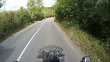 Tarafından güneşli sokak macera seyahat Bisiklete binmek