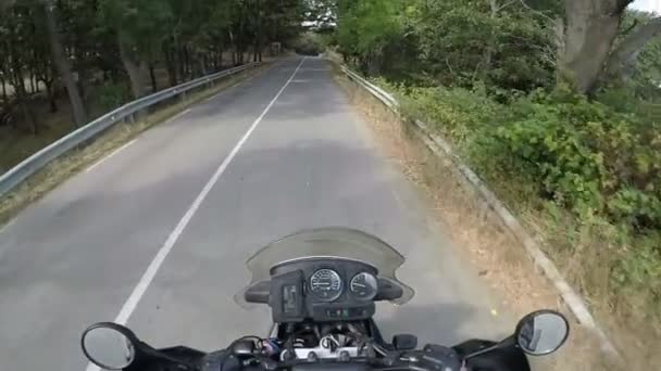 Motorradfahren auf einer Landstraße — Stockvideo