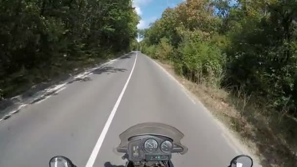 Motocicleta estrada aventura indo para a frente dia ensolarado — Vídeo de Stock