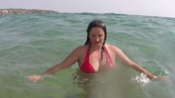 Bella donna in acqua di mare Divertimento — Video Stock