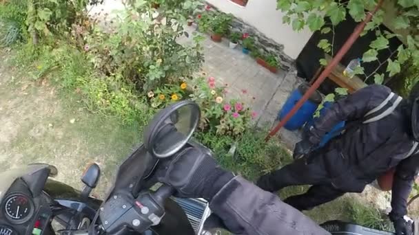 Pengendara Sepeda motor sedang mengambil sepeda untuk memulai perjalanan — Stok Video