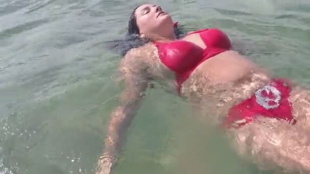 Femme s'amuser dans l'eau de mer — Video