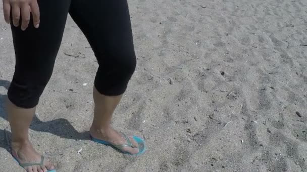 Las piernas femeninas caminan Bech — Vídeos de Stock