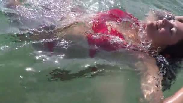 Бешеная женщина, расслабляющаяся в воде — стоковое видео