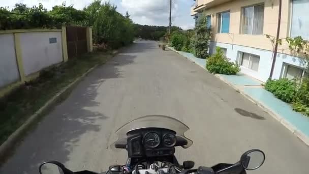 Їзда сільській місцевості дороги на мотоциклі — стокове відео