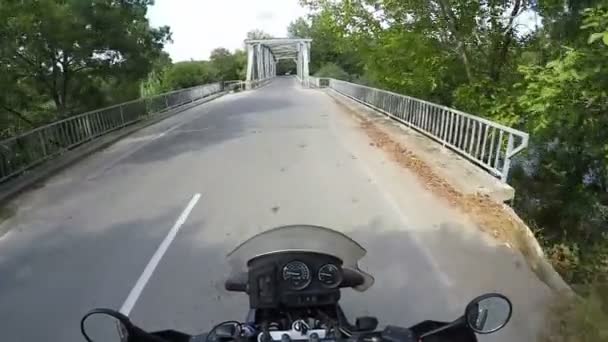 Motorcyle reizen de brug — Stockvideo