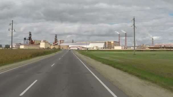 Weg naar industriële stad met schoorsteen rook — Stockvideo