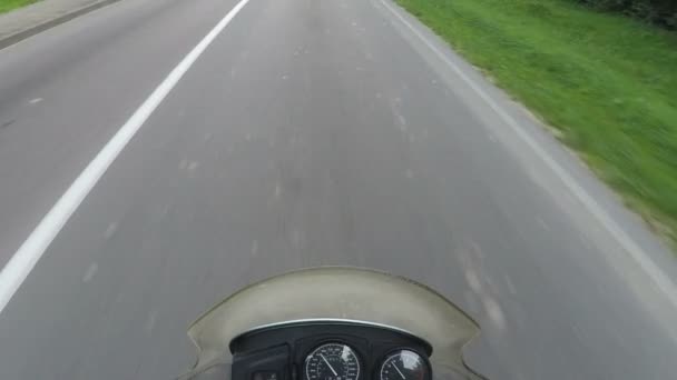 Een motorfiets weg avontuur gaan vooruit aan zon — Stockvideo