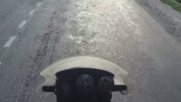 Une aventure de route de moto aller de l'avant au soleil — Video