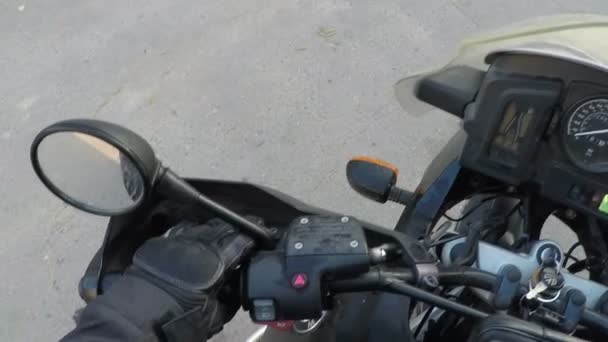 Handen håller motorcykel handtag — Stockvideo