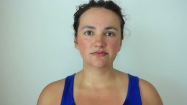 Güzel esmer kadın gülümseyen yüzü