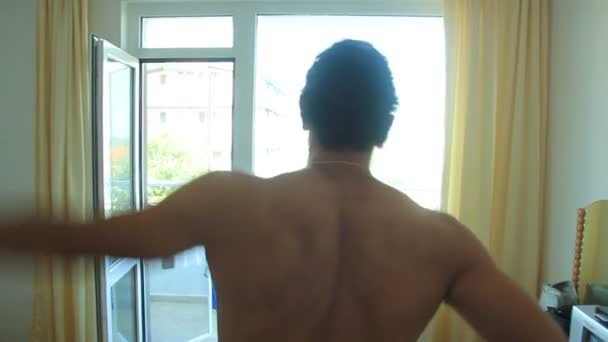 Человек, занимающийся спортом дома по утрам — стоковое видео