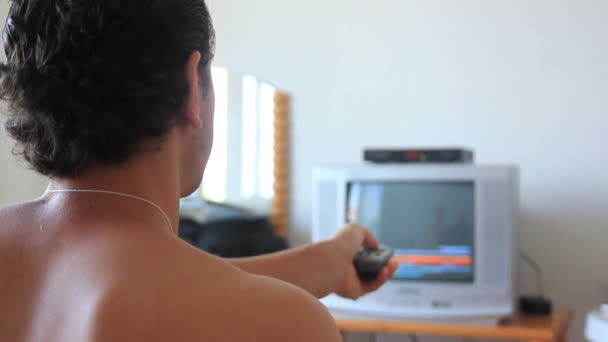 Hombre viendo la televisión Relajarse en casa — Vídeo de stock