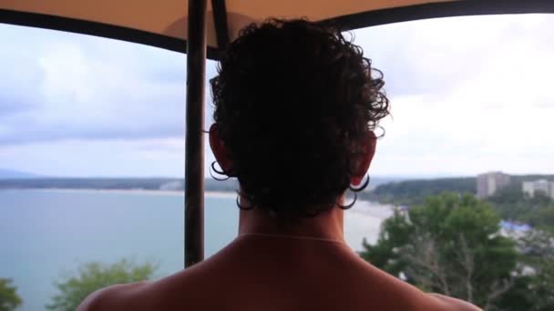 Homme de retour sur le balcon — Video