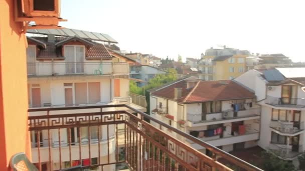 Гарне місто краєвид вранці з сонячних променів — стокове відео