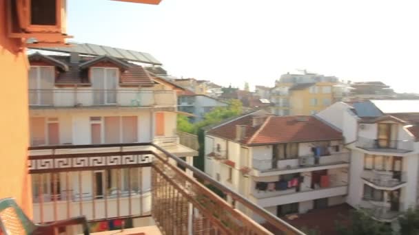 Schöner sonniger Morgen in einer kleinen Stadt — Stockvideo