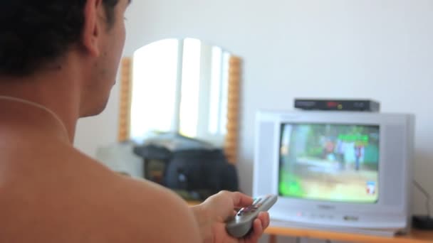 Homem assistindo tv Relaxando em casa — Vídeo de Stock