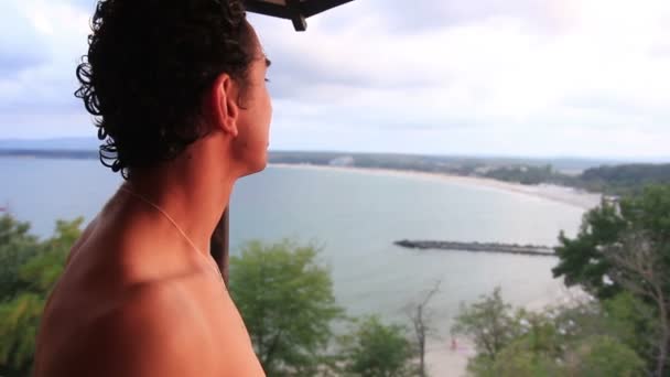 Happy Relaxing Man na Varanda Aproveite suas férias de verão olhando ao redor — Vídeo de Stock