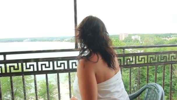 Vrouw wakker 's morgens op balkon balkon op zoek rond zitten — Stockvideo