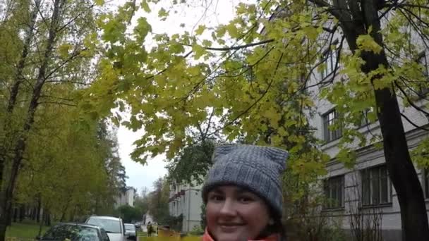 Herfst scène vrouw in een goed humeur glimlachen — Stockvideo