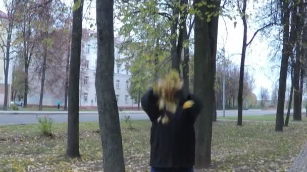 Uomo vomitare foglie autunno divertimento — Video Stock