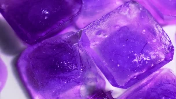 Super Violet lichtgevende achtergrond smeltend ijs — Stockvideo